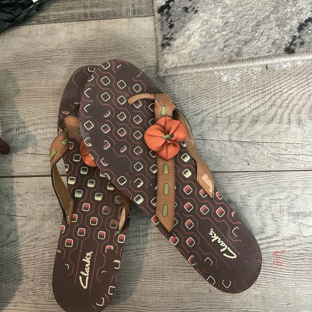 Women’s 8 shoes , heels , sandals, flip flops 10$ea.